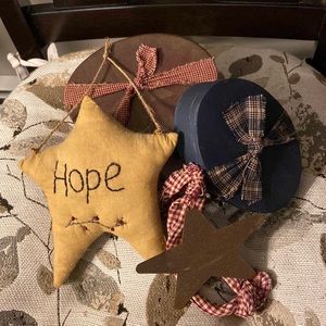 No longer available Bundle of sweet primitive decorations, all have zero flaws